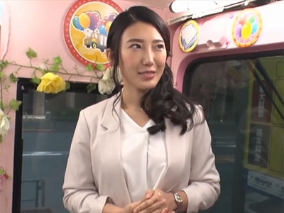 真面目な美人OLがスケベランジェリーに着替えて→キモ男とまさかのハメ展開