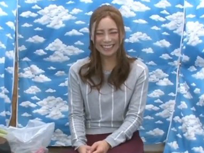 スマタだけのはずだったのにヌルッと挿入→パイ射されちゃう美人妻